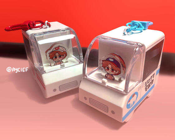 Two 3d van keychains with small Momoi Tarou acyrlic charms inside. On the left is a Shiro Usagi version, and on the right is a Shiro Kuma version.